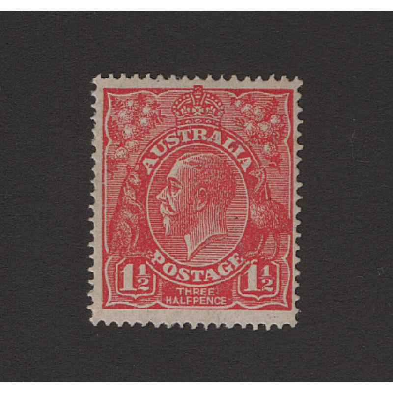 (DA1508) AUSTRALIA · 1925: MNH Die 1 1½d red KGV (S Wmk) w/variety FLAW OVER '1' IN RVT BW 89(22) · just a hint of suntanned gum but very nice appearance from money side · c.v. AU$60 (2 images)