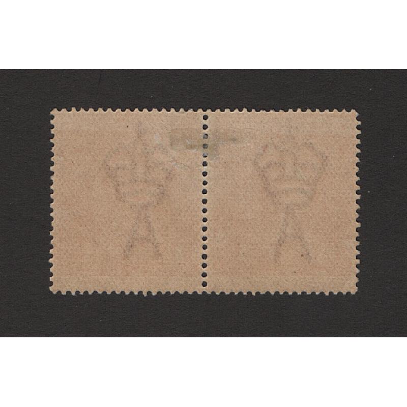 (DA1512) AUSTRALIA · 1925/26: mint pair of Die I 1½d red KGV defins · RH unit has HALEPENCE variety BW 89(22)i · excellent condition · c.v. a single stamp AU$50 (2 images)