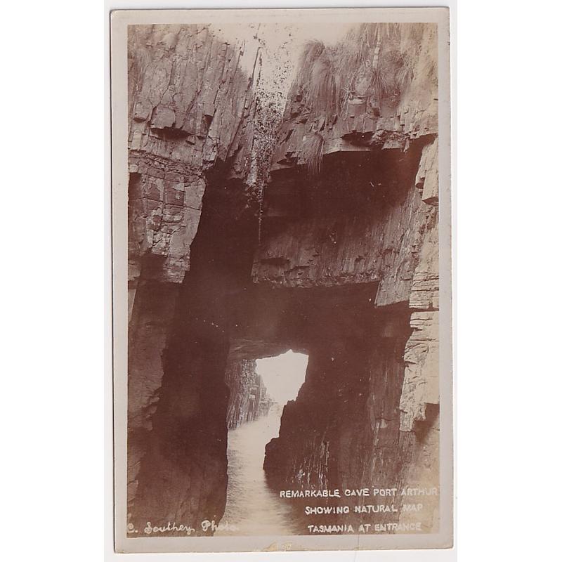 (ME1004) TASMANIA · c.1910: unused real photo card by C. Southey w/view REMARKABLE CAVE PORT ARTHUR SHOWING NATURAL MAP (OF) TASMANIA AT ENTRANCE · fine condition