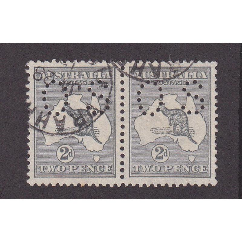 (ST1151) AUSTRALIA · 1913: pair of used 2d grey Roo (1st wmk) the RH unit showing the BREAK IN QLD COAST variety (pos.1R/42) BW 5(1)o ·  lightly pencilled annotation on verso o/wise in excellent condition · c.v. AU$80 for a "single"