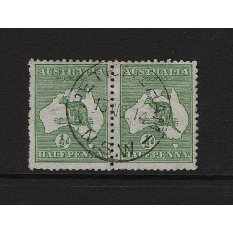 (ST1545) AUSTRALIA · 1913: used pair of ½d Roos, the RH unit showing the LARGE COLOURED FLAW OFF COAST AT SYDNEY (pos.1R40) BW 1A1(1)f · c.v. AU$50