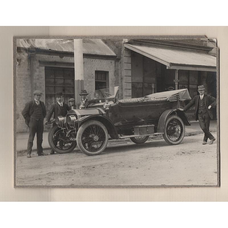 (VV15133L) TASMANIA · c.1912: 189x140mm photo with portrait of admirers standing next to what appears to be a new automobile · Tasmanian number plate · probably taken in Hobart but where exactly?  ..... research item!