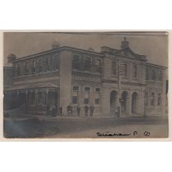 (WS15062) TASMANIA · 1906: real photo card with a view of the magnificent STRAHAN POST OFFICE · mailed from there to Hastings with 1d Pictorial franking · excellent condition (2 images)